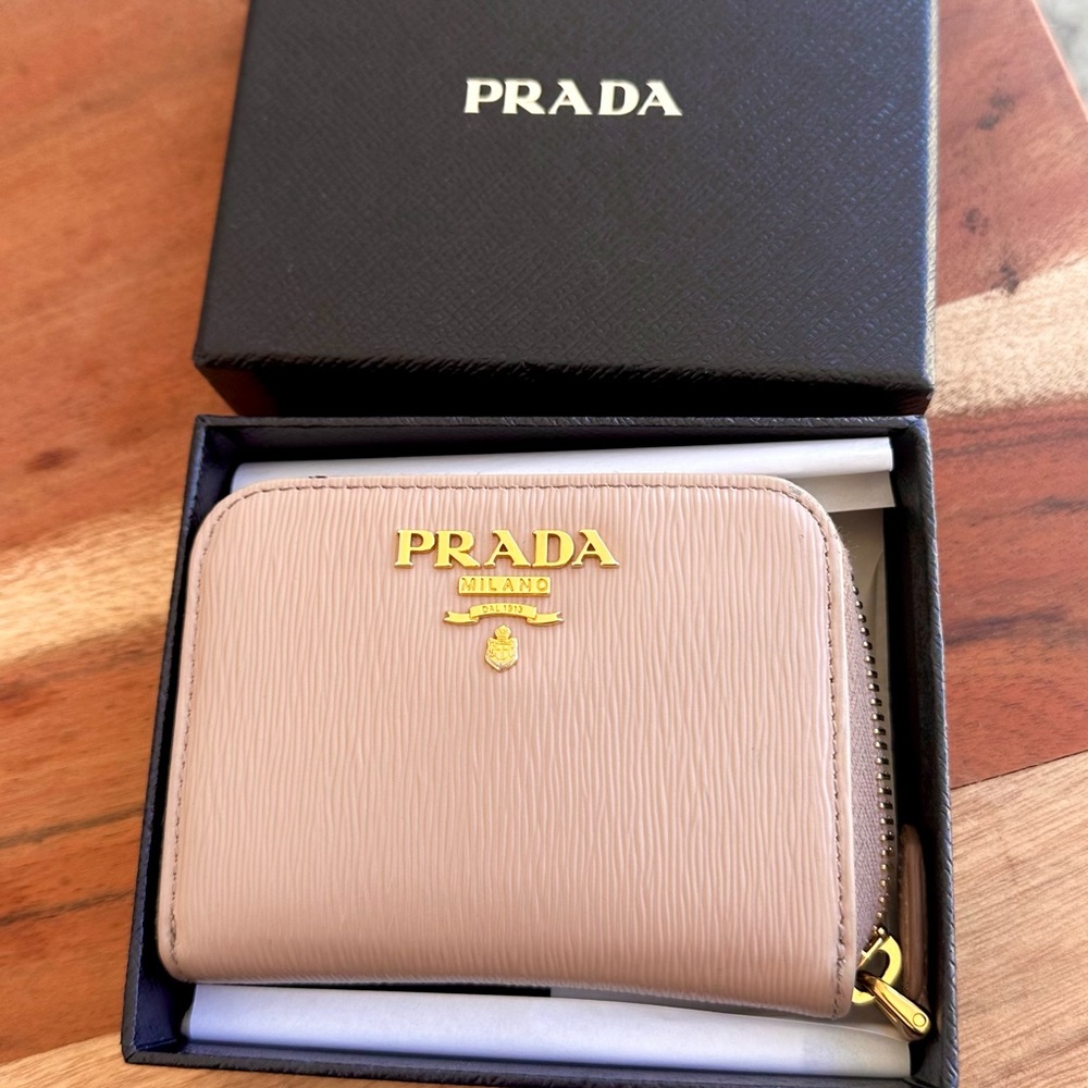 🎉SALE🎉 Prada Saffiano wallet